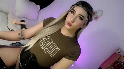 Snapshot of deluxetgirl69 chatting on 03.04.25 Chesca online show from 03.04.25