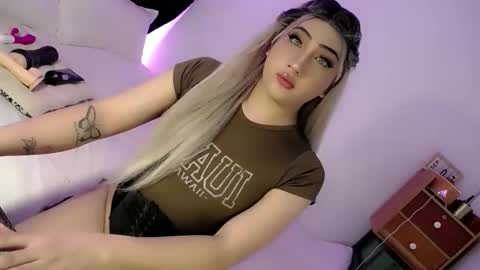 Snapshot of deluxetgirl69 chatting on 09.13.25 Chesca online show from 09.13.25