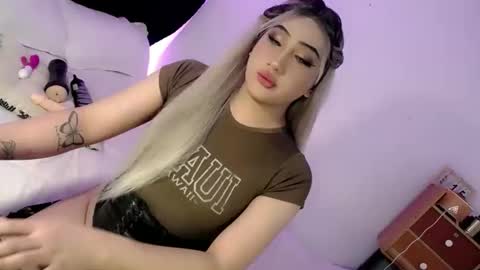Snapshot of deluxetgirl69 chatting on 09.15.25 Chesca online show from 09.15.25