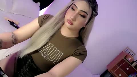 Snapshot of deluxetgirl69 chatting on 09.18.25 Chesca online show from 09.18.25