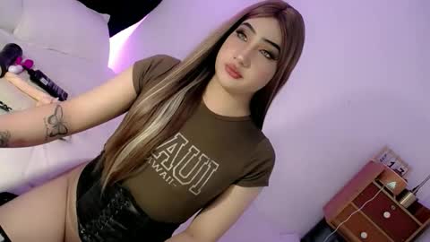 Snapshot of deluxetgirl69 chatting on 09.21.25 Chesca online show from 09.21.25