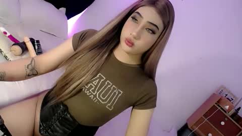 Snapshot of deluxetgirl69 chatting on 10.09.25 Chesca online show from 10.09.25