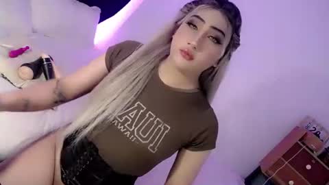 Snapshot of deluxetgirl69 chatting on 10.20.25 Chesca online show from 10.20.25