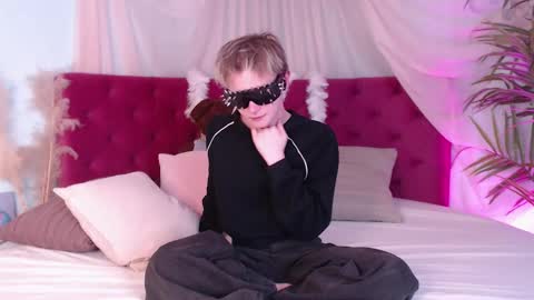 Snapshot of demianenglen chatting on 10.03.25 demianenglen online show from 10.03.25