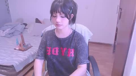 Snapshot of deni_bloom chatting on 02.25.26 Denisse schedule Monday to Friday 1300-1900 mexican time Saturday-maybe it could be a surprise IDEPENDENT MODEL online show from 02.25.26