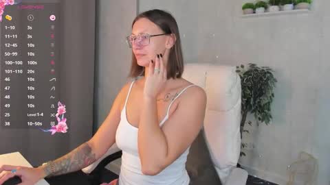 Snapshot of denise_halle chatting on 10.07.25 Elina online show from 10.07.25