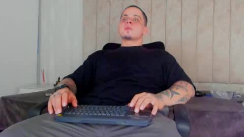 Snapshot of dennis_munera chatting on 01.04.25 dennis munera online show from 01.04.25