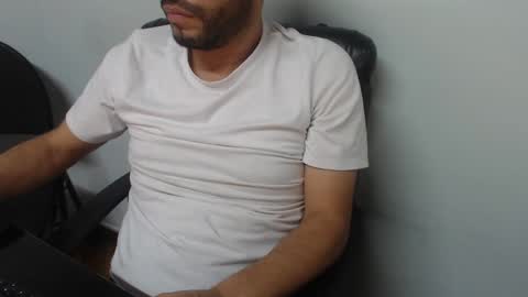 Snapshot of derrik_ chatting on 03.02.25     online show from 03.02.25
