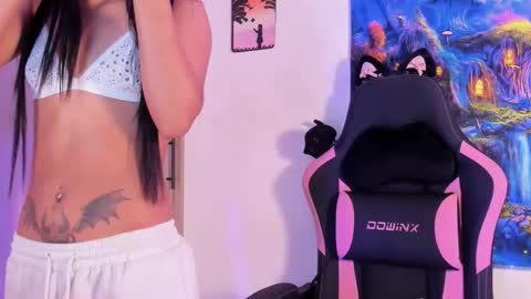 Snapshot of devours_fire chatting on 01.06.26 Sara 3 online show from 01.06.26