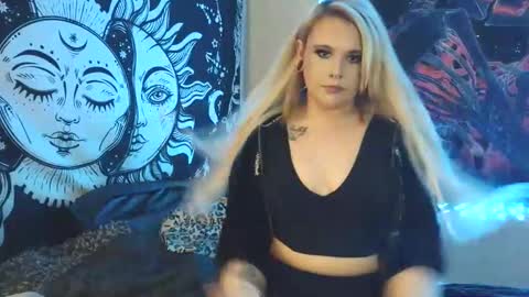 Snapshot of devyn_winter chatting on 11.11.25 devyn winter online show from 11.11.25