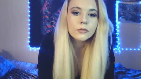 Snapshot of devyn_winter chatting on 12.13.25 devyn winter online show from 12.13.25