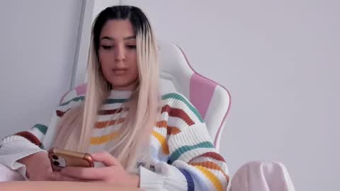 Snapshot of diamond_ava_ chatting on 01.30.25 Thea online show from 01.30.25