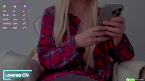 Snapshot of diamond_ava_ chatting on 02.21.25 Thea online show from 02.21.25