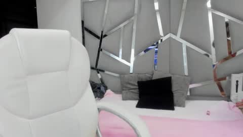 Snapshot of dianarous chatting on 02.25.25 dianarous online show from 02.25.25