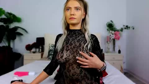 Snapshot of dirtystudentgirl chatting on 09.29.25 Chloe online show from 09.29.25