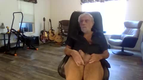 Snapshot of dogluc7 chatting on 02.02.25 dogluc7 online show from 02.02.25