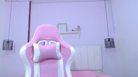 Snapshot of dolce_horny chatting on 01.21.25 Dolce online show from 01.21.25