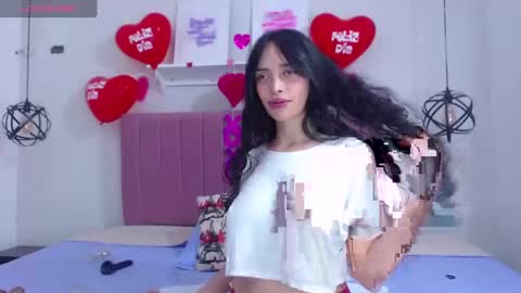 Snapshot of dolce_horny chatting on 03.05.25 Dolce online show from 03.05.25