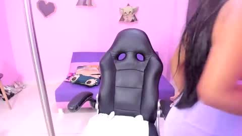 Snapshot of doll___squirt chatting on 10.20.25 sofia de la torre online show from 10.20.25