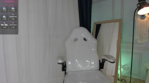 Snapshot of doll_isa_ chatting on 12.04.25 doll_isa_ online show from 12.04.25