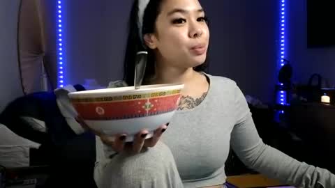 Snapshot of dolllface chatting on 12.27.24 DOLLLFACE online show from 12.27.24