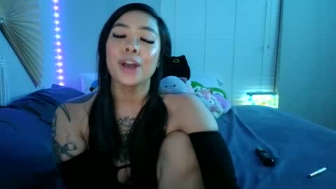 Snapshot of dolllface chatting on 02.08.25 DOLLLFACE online show from 02.08.25