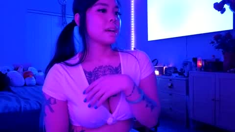 Snapshot of dolllface chatting on 02.19.25 DOLLLFACE online show from 02.19.25