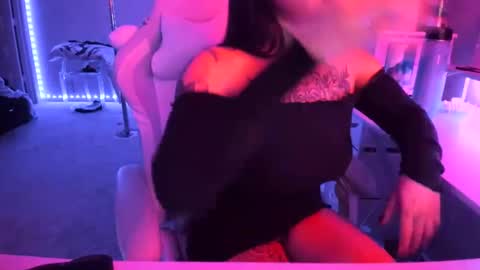 Snapshot of dolllface chatting on 09.10.25 DOLLLFACE online show from 09.10.25