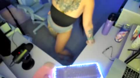 Snapshot of dolllface chatting on 09.20.25 DOLLLFACE online show from 09.20.25