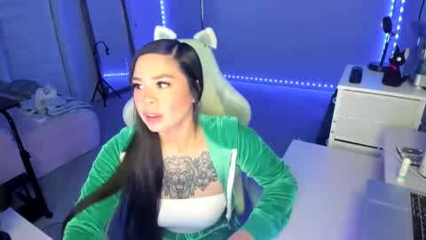 Snapshot of dolllface chatting on 11.20.25 DOLLLFACE online show from 11.20.25