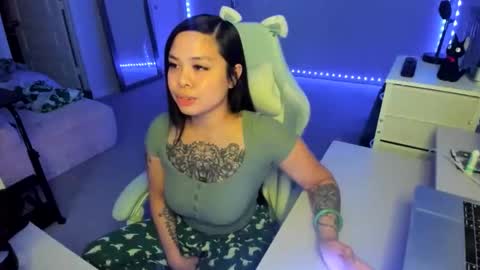 Snapshot of dolllface chatting on 11.21.25 DOLLLFACE online show from 11.21.25