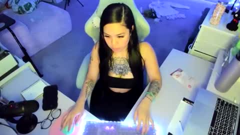 DOLLLFACE online show from 02.03.26