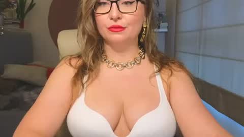 Snapshot of dom_mummy chatting on 07.19.26 DOM MUMMY online show from 07.19.26