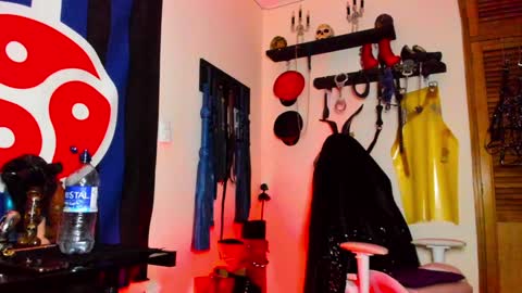 Snapshot of dominatrixblue chatting on 01.12.25 Dom Blue online show from 01.12.25