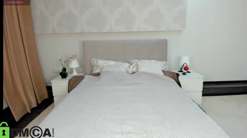 Donna On GMT2 Mon-Fri 3-9 AM online show from 11.28.25