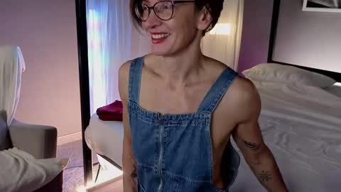 Dorothy Next stream on Monday at 3am-9am online show from 10.14.25