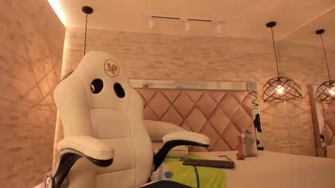  DOROTHY online show from 02.22.25