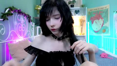 Snapshot of draculaura_ chatting on 01.05.25 Draculaura online show from 01.05.25