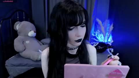 Snapshot of draculaura_ chatting on 03.11.25 Draculaura online show from 03.11.25