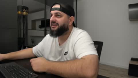 Snapshot of dravenpeak chatting on 10.25.25 DravenPeak online show from 10.25.25