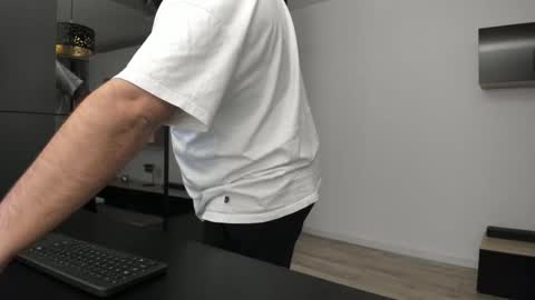 Snapshot of dravenpeak chatting on 10.31.25 DravenPeak online show from 10.31.25