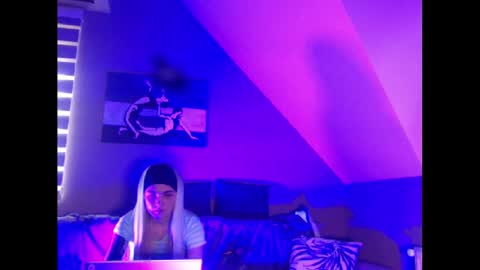 A girl online show from 01.28.25