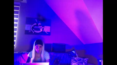 A girl online show from 01.28.25