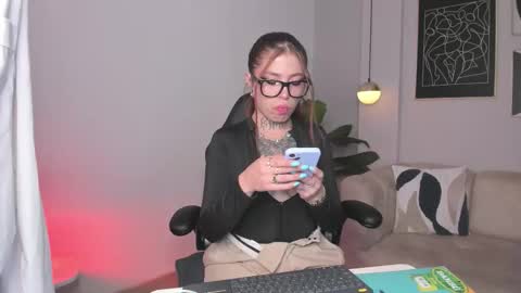 Snapshot of dreamleah_ chatting on 09.22.25 dreamleah_ online show from 09.22.25
