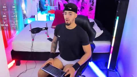 Snapshot of duriel_ chatting on 10.28.25 Duriel online show from 10.28.25