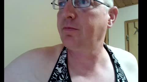 Snapshot of dwtsaskia80 chatting on 10.06.25 dwtsaskia80 online show from 10.06.25