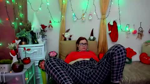 Snapshot of dyannelovee chatting on 01.05.25 Dyanne online show from 01.05.25