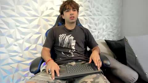 Snapshot of dylan_walton chatting on 10.04.25 Dylan online show from 10.04.25