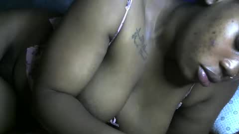 Snapshot of ebony_caramell048 chatting on 11.05.25 caramell online show from 11.05.25