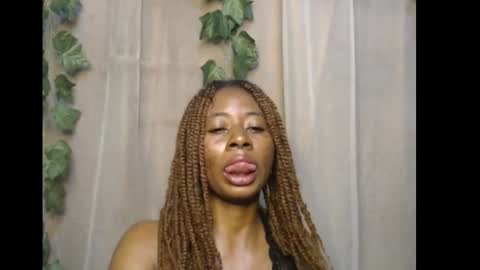 Snapshot of ebony_queenx chatting on 12.04.25 Queen online show from 12.04.25